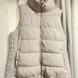 Old Navy Women's Light Gray Puffer Vest